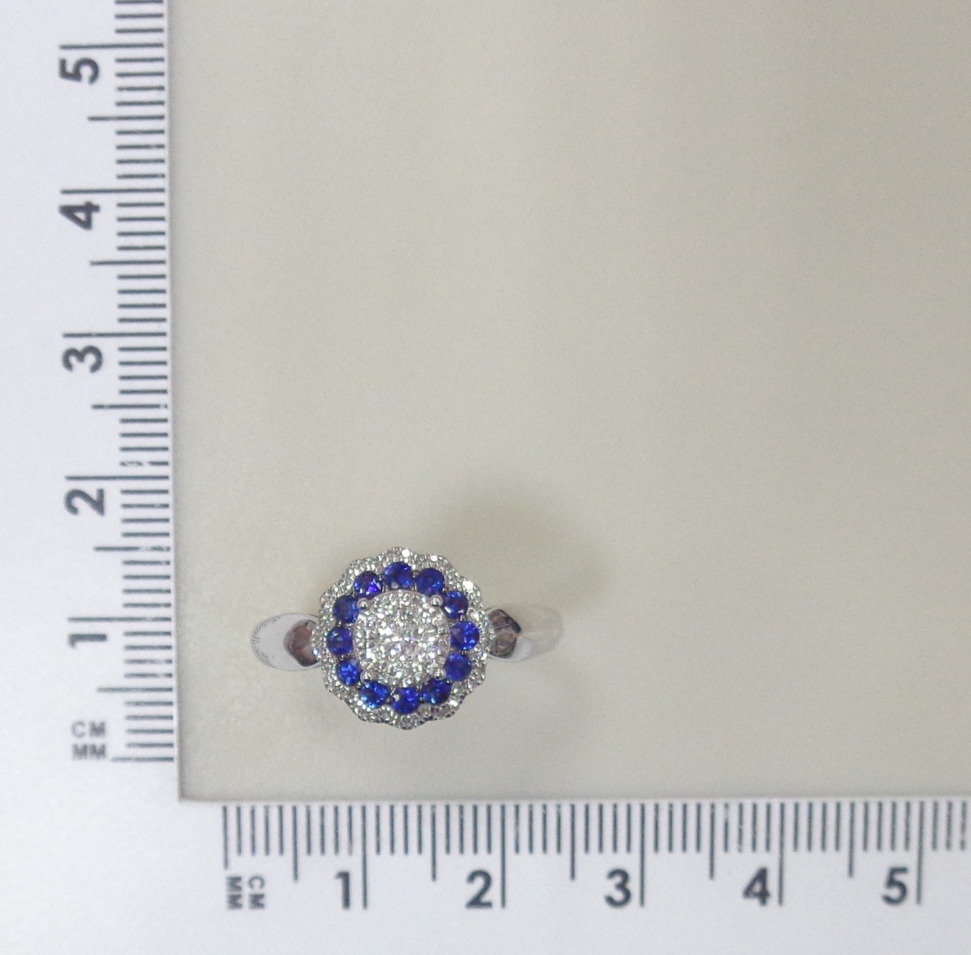 Золотое кольцо 585 пробы; белое золото; родий; вставки 12 Сапфир 0,365 2/2; 6 Бр.Кр-57 0,011 4/6А; 3